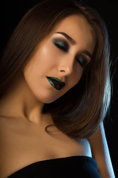 Attractive brunette woman with creative metallic green makeup po - Fotoğraf, Görsel