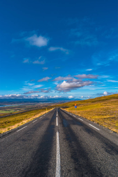Isolated road and Icelandic colorful landscape at Iceland, - Foto, Imagen