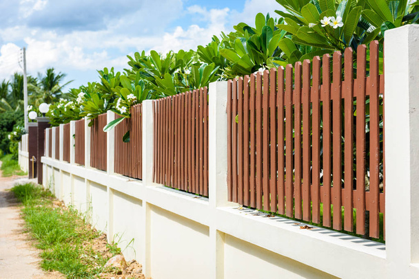 деревянный и металлический забор жилого дома
 - Фото, изображение