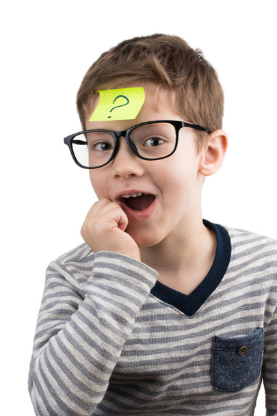 Συγχέεται αγόρι που σκέφτεται με ερωτηματικό στην κολλώδη σημείωση σχετικά με foreh - Φωτογραφία, εικόνα