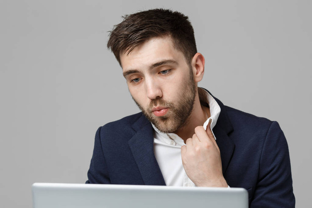 Obchodní koncept - portrét pohledný stresující obchodní muž v obleku šok při pohledu na práci v notebooku. Bílé pozadí. - Fotografie, Obrázek
