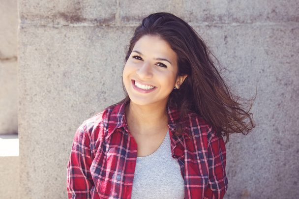 Laughing caucasian young adult woman looking at camera - Foto, imagen