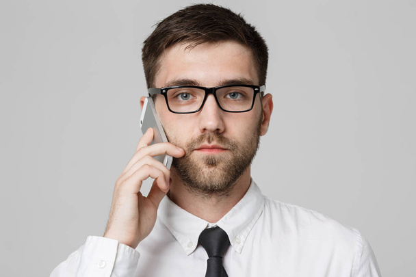 Lifestyle ja Business Concept - Muotokuva komea liikemies vakava puhuminen matkapuhelimella. Eristetty valkoinen tausta. Kopioi tila
. - Valokuva, kuva