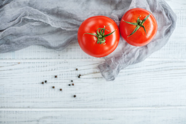 おいしいトマトとピーマン白い木製の背景に。Co - 写真・画像