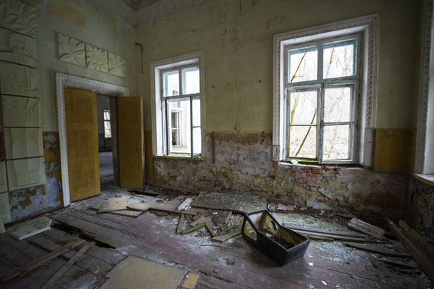 Teatro en la zona de exclusión de Chernobyl, Ucrania
 - Foto, imagen