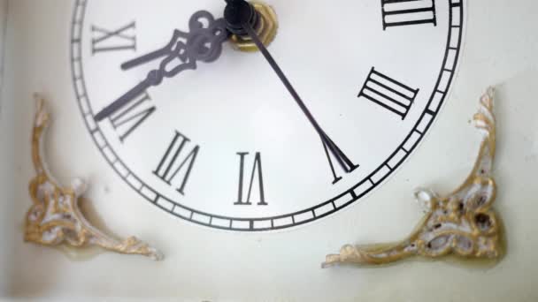 Antique λευκό ρολόι που χτυπάει στο ατμοσφαιρικό περιβάλλον γωνία 3 - Πλάνα, βίντεο