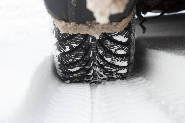 Rueda de coche en nieve
 - Foto, imagen