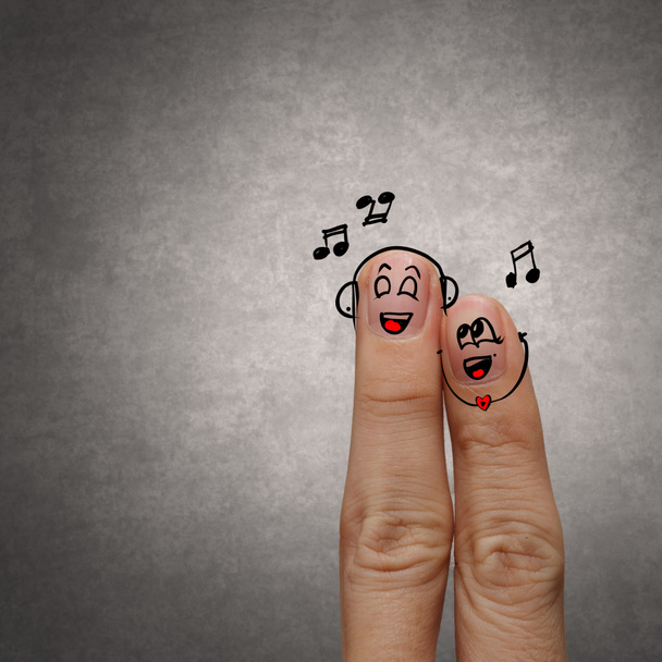δάχτυλο ευτυχισμένο ζευγάρι στην αγάπη με ζωγραφισμένο γελαστά και να τραγουδήσει ένα τραγούδι - Φωτογραφία, εικόνα