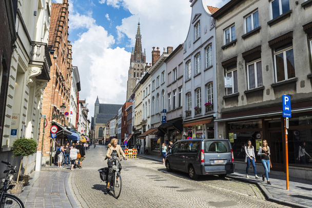 Rue avec personnes marchant et faisant du vélo à Bruges, Belgique
 - Photo, image