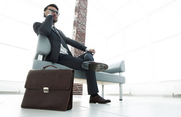 businessman holding his briefcase in office - Фото, зображення