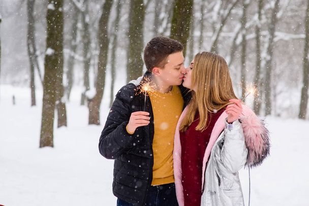 Romantic kiss during snowfall with bengals - Photo, Image