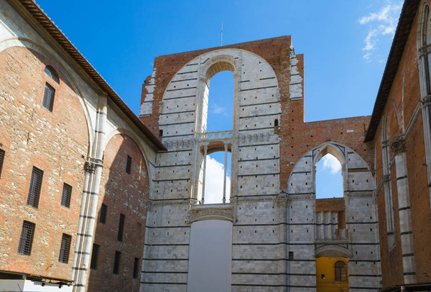 Old wall ruin. Siena, Italy. - Фото, изображение