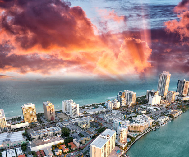 Vista en helicóptero de Miami Beach al atardecer, Florida - Estados Unidos
. - Foto, Imagen