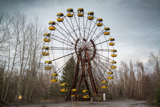 Ferris wheel in amusement park in Pripyat, Ukraine - Fotoğraf, Görsel