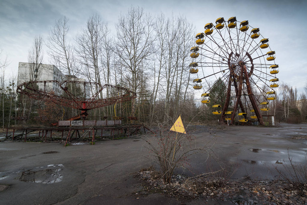 Ferris wheel in amusement park in Pripyat, Ukraine - Zdjęcie, obraz