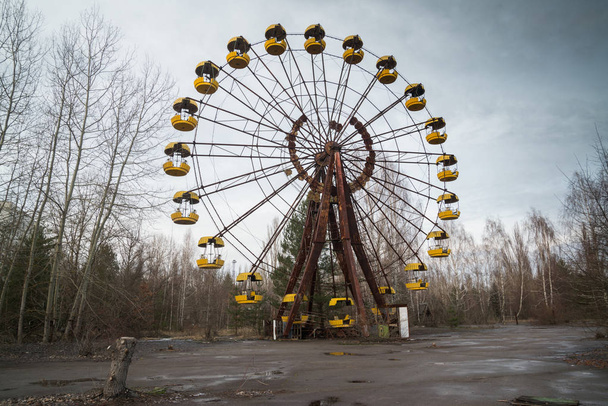 Ferris wheel in amusement park in Pripyat, Ukraine - Foto, Imagen