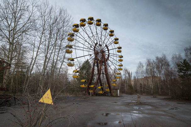 Ferris wheel in amusement park in Pripyat, Ukraine - Фото, изображение