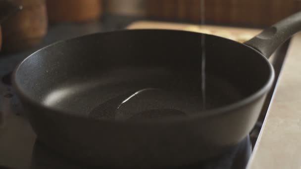 In the saucepan pour vegetable oil video - Footage, Video