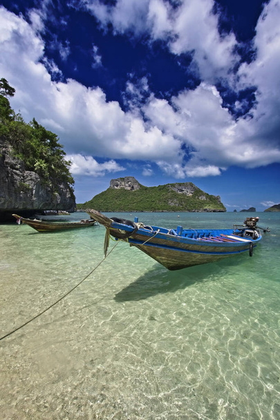Thailandia, MU KOH ANGTHONG National Marine Park, barche da pesca locali in legno nella laguna di Talay Nai
 - Foto, immagini