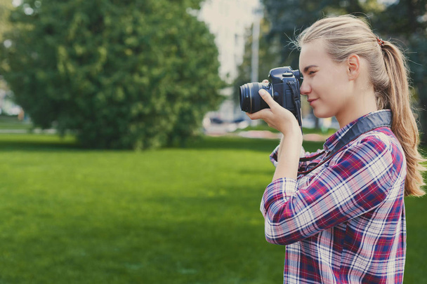 Mujer joven tomando fotos al aire libre
 - Foto, imagen
