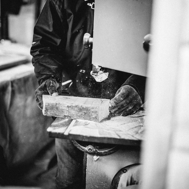 carpinteiro no trabalho em seu atelier
 - Foto, Imagem