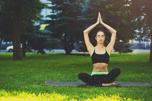Mujer entrenando yoga en pose de loto, vista trasera
 - Foto, imagen