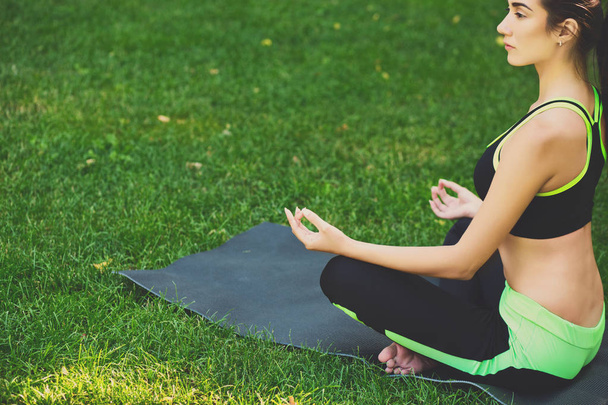 Young woman outdoors, relax meditation pose - Foto, imagen