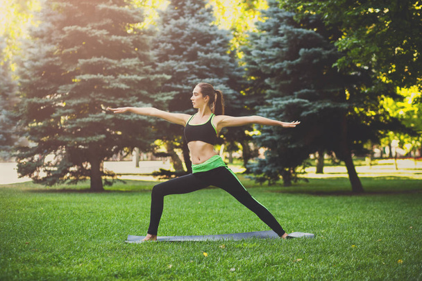 Vrouw opleiding yoga pose buitenshuis - Foto, afbeelding