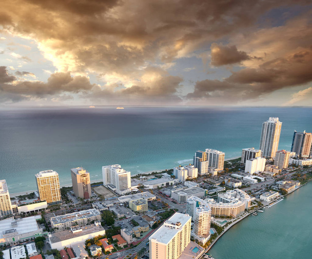 Západ slunce Panorama z Miami Beach, pohled z vrtulníku. - Fotografie, Obrázek