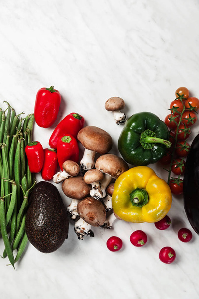 разнообразие свежих овощей на белом мраморном столе
 - Фото, изображение