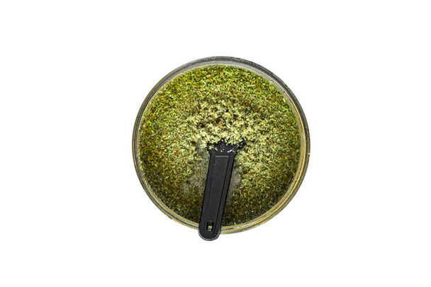 Kief em moedor de ervas daninhas Tricomas botões de Cannabis macro vista superior isolado no fundo branco
 - Foto, Imagem