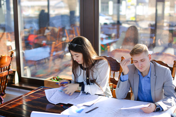 Student werkt over architecturaal project in café. - Foto, afbeelding