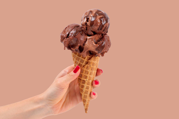 Cono de helado de chocolate sobre fondo pastel
 - Foto, imagen