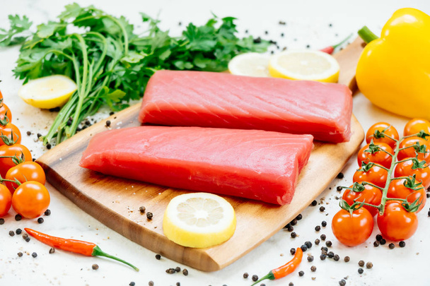 Rauwe tonijn filet vlees - Foto, afbeelding