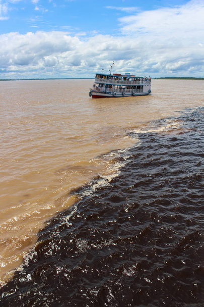 Rencontre des eaux du Rio Negro et de l'Amazone
 - Photo, image