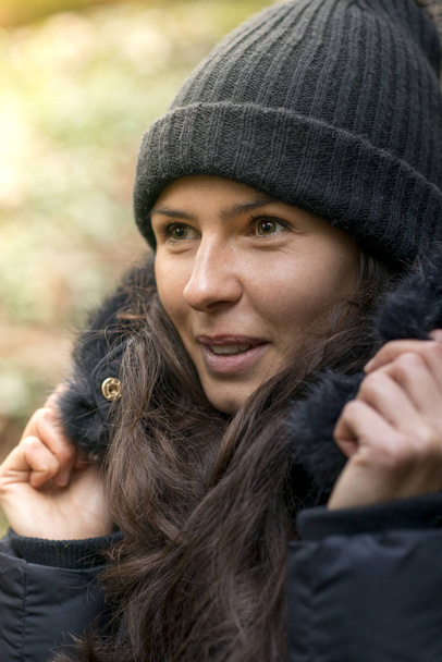 Detailní záběr ženy v Beanie čepice a zimní bunda venku - Fotografie, Obrázek