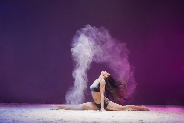 Young girl in a split view in white dust cloud - Foto, Bild
