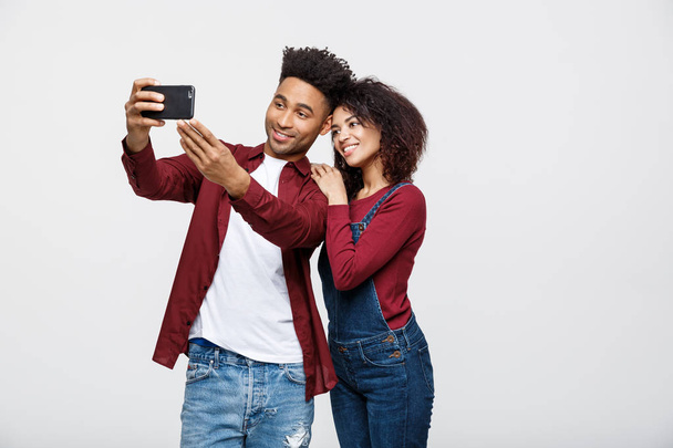 Joven atractiva pareja afroamericana Pose For selfie pose with smart phone
 - Foto, Imagen