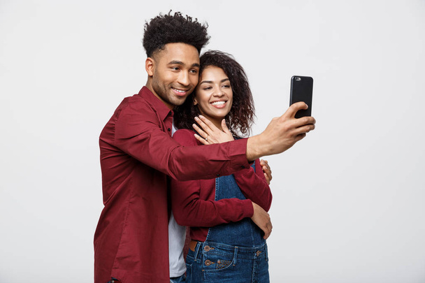 Giovane attraente afro-americano coppia posa per selfie posa con smart phone
 - Foto, immagini