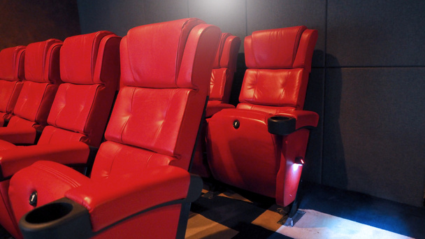 Czerwony kolor skóry kino kina siedzenia krzesła. - Zdjęcie, obraz