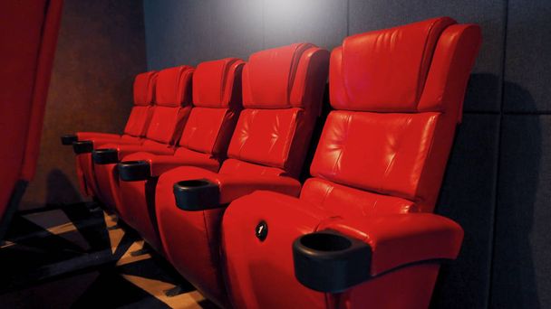 Κόκκινο χρώμα κινηματογράφο δερμάτινο κάθισμα Πολυθρόνες Κινηματογράφου. - Φωτογραφία, εικόνα