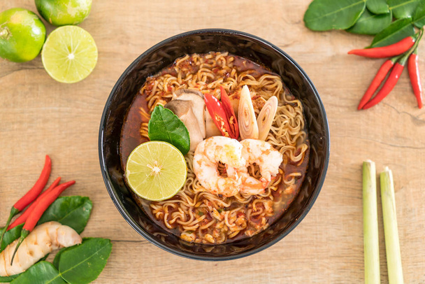 Spicy instant noodles soup with shrimp - 写真・画像
