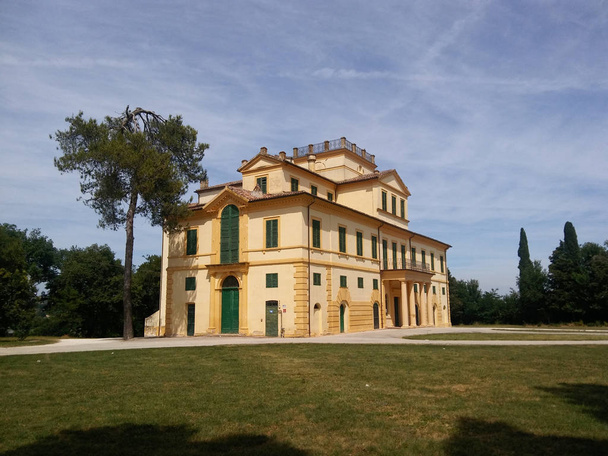 Maison de campagne italienne dans l'ancienne tradition. Villa italienne pour le repos le week-end
. - Photo, image
