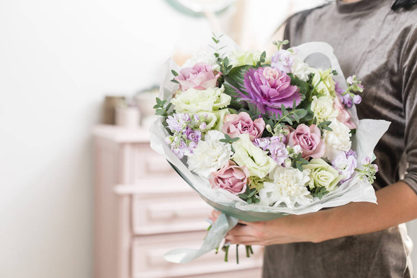 bellissimo bouquet di lusso di fiori misti in mano donna. il lavoro del fioraio in un negozio di fiori
. - Foto, immagini