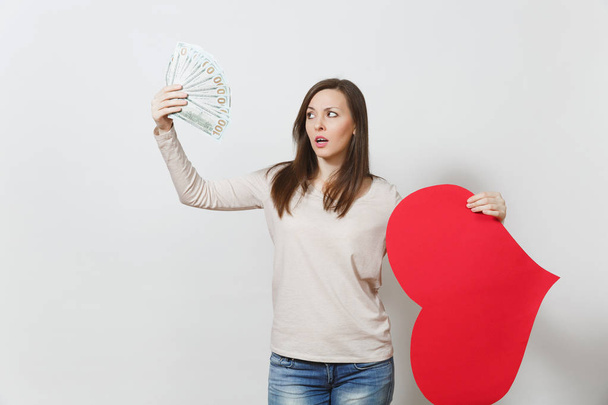Triste triste mujer triste sosteniendo gran corazón rojo, paquete de efectivo
 - Foto, Imagen