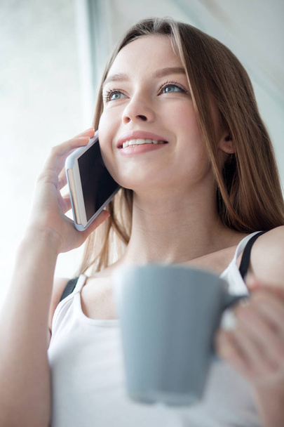 Veselá mladá žena mluví její telefonu - Fotografie, Obrázek