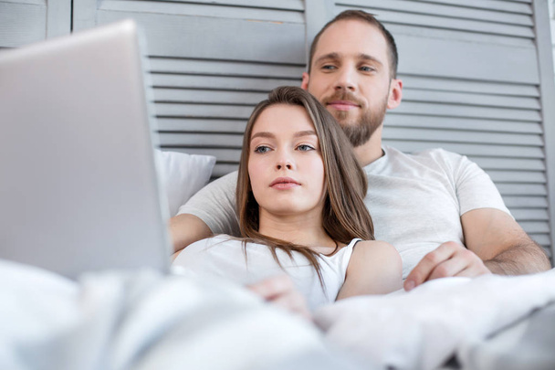 Happy couple relaxing in bed together - Foto, Bild