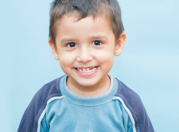 chłopiec 3 lata wijące twarze - Zdjęcie, obraz