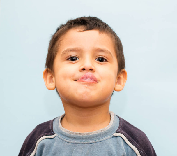 menino 3 anos contorcendo rostos
 - Foto, Imagem