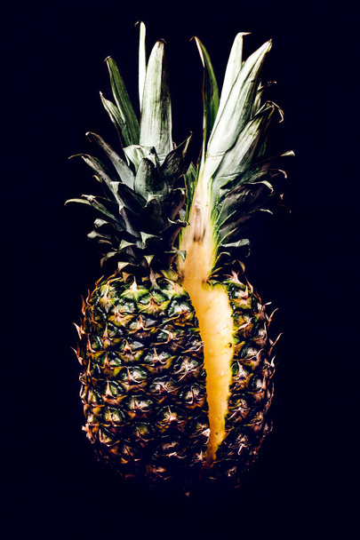 cuted in half pineapple - Foto, imagen